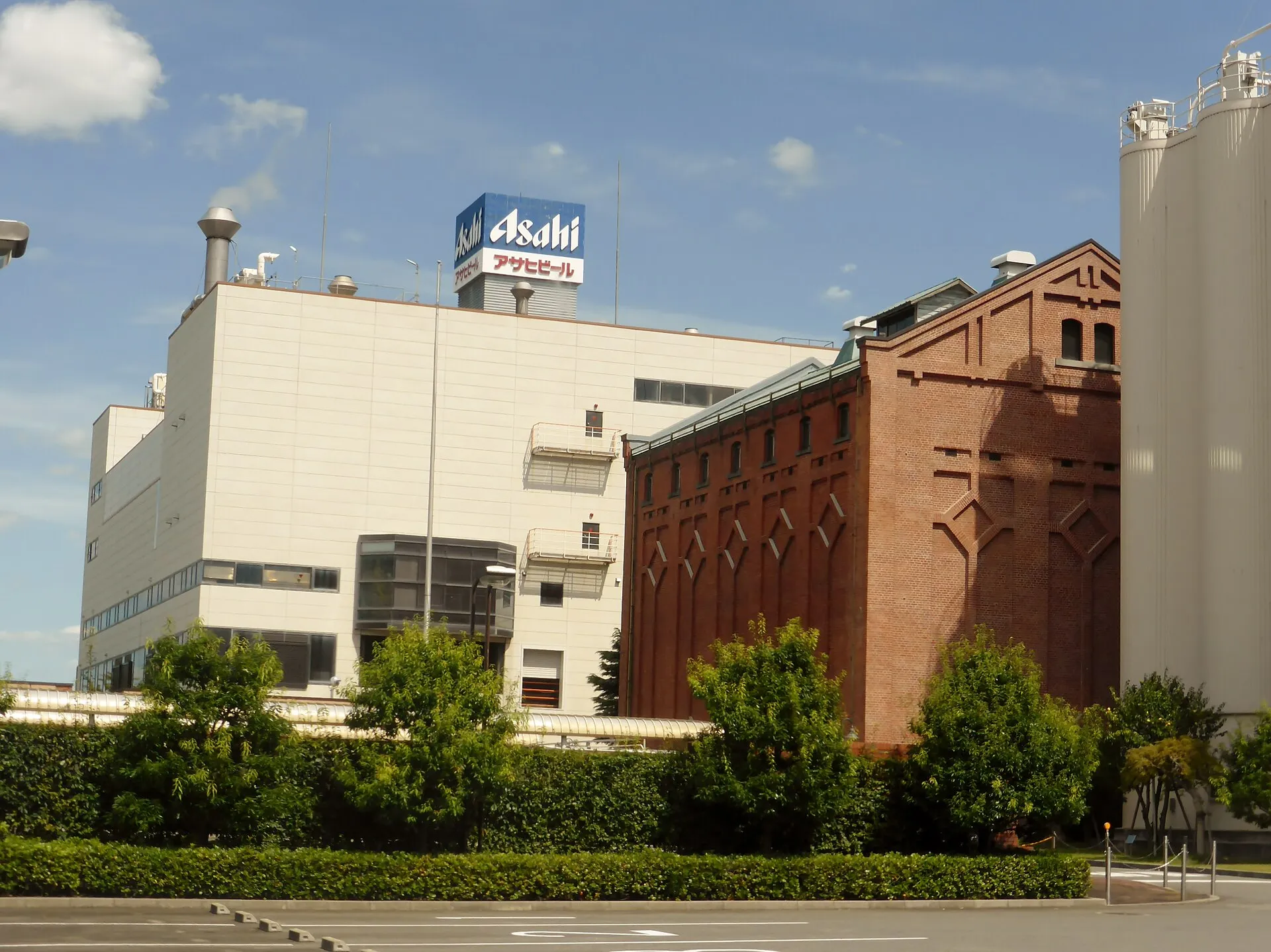 The Asahi Suita brewery: a red-brick hall beside white production buildings and silos